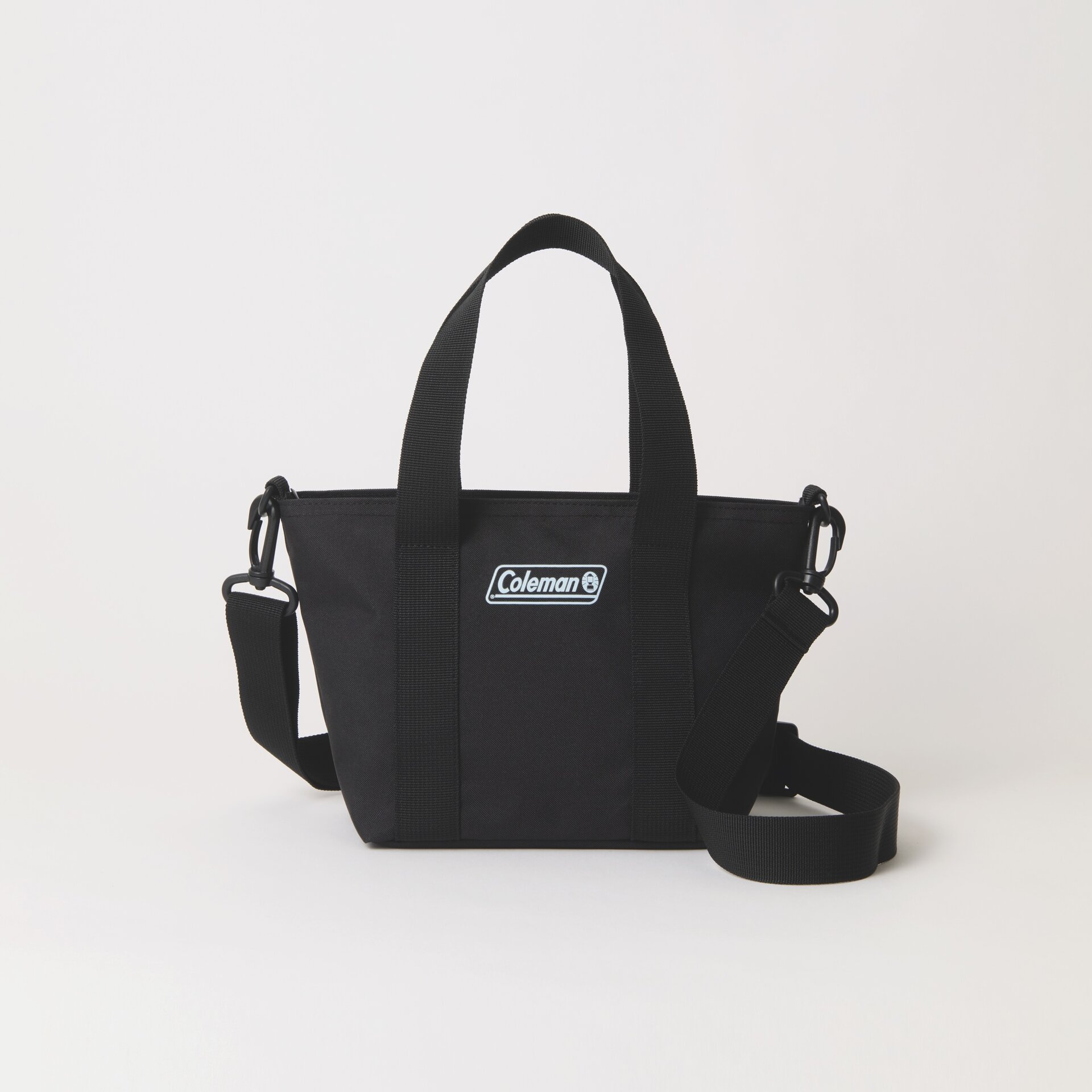 ショルダーでも手持ちでも◎。ブラックで使いやすさ抜群！ ｜オトナミューズ〈通常号〉付録はColeman 着脱可能なショルダーストラップ付きミニトート
