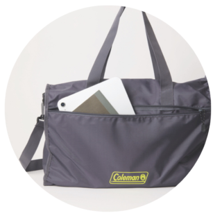 ファスナー付きの大きな前面ポケットが荷物の仕分けに便利。