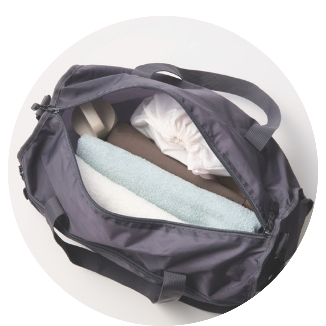 バスタオル２枚、着替え、シューズを入れても余裕のあるビッグサイズ。