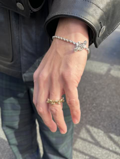 イエローゴールドのリングとホワイトゴールドのブレスはホーセンブース。クラス感漂う手元で、若者のカジュアルスタイルと差別化を図っているのもさすが！