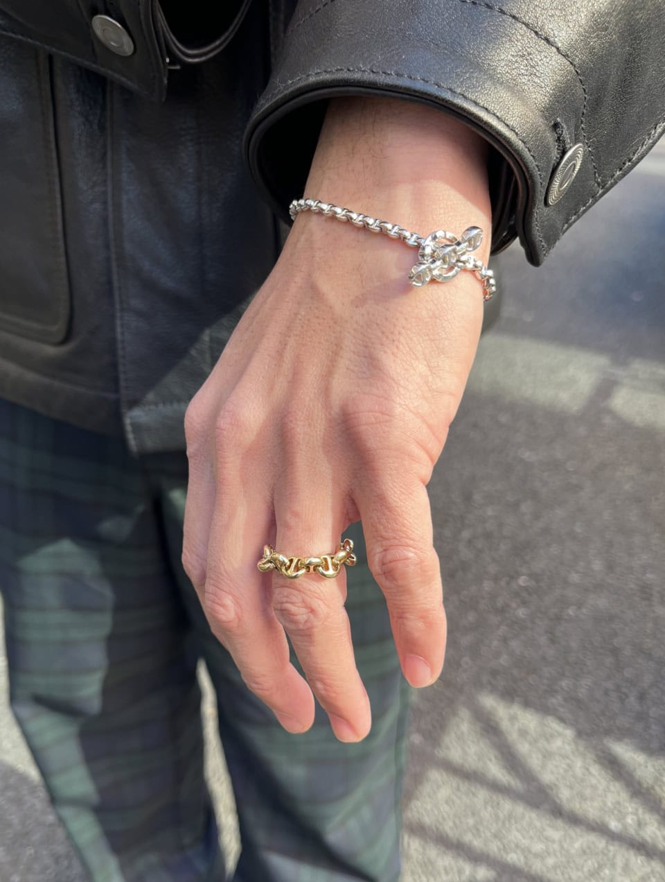 イエローゴールドのリングとホワイトゴールドのブレスはホーセンブース。クラス感漂う手元で、若者のカジュアルスタイルと差別化を図っているのもさすが！