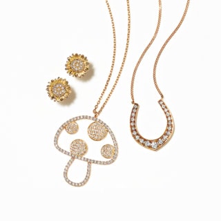 右から ネックレス［K18YG×DIA］¥495,000　ネックレス［K18YG×DIA］¥535,700　ピアス［18KYG×DIA］¥198,000