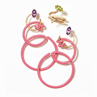 上から リング［YG×ペリドット×エナメル］¥243,600※参考価格　ピアス［YG×シルバー×バブルガムピンクエナメル×アメジスト］¥243,600※参考価格（共にベア ボンジャスカ／ベア ボンジャスカ カスタマーケア）