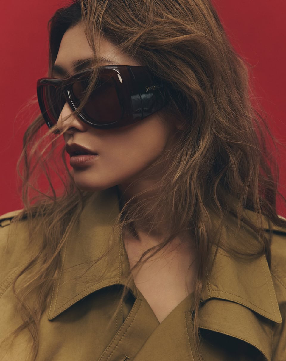 サングラス¥78,100、コート¥704,000（共にサンローラン バイ アンソニー・ヴァカレロ／サンローラン クライアントサービス）