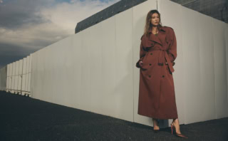 トレンチコート¥704,000、中に着たジャンプスーツ¥500,500、パンプス［ヒール11㎝］¥192,500（全てサンローラン バイ アンソニー・ヴァカレロ／サンローラン クライアントサービス）