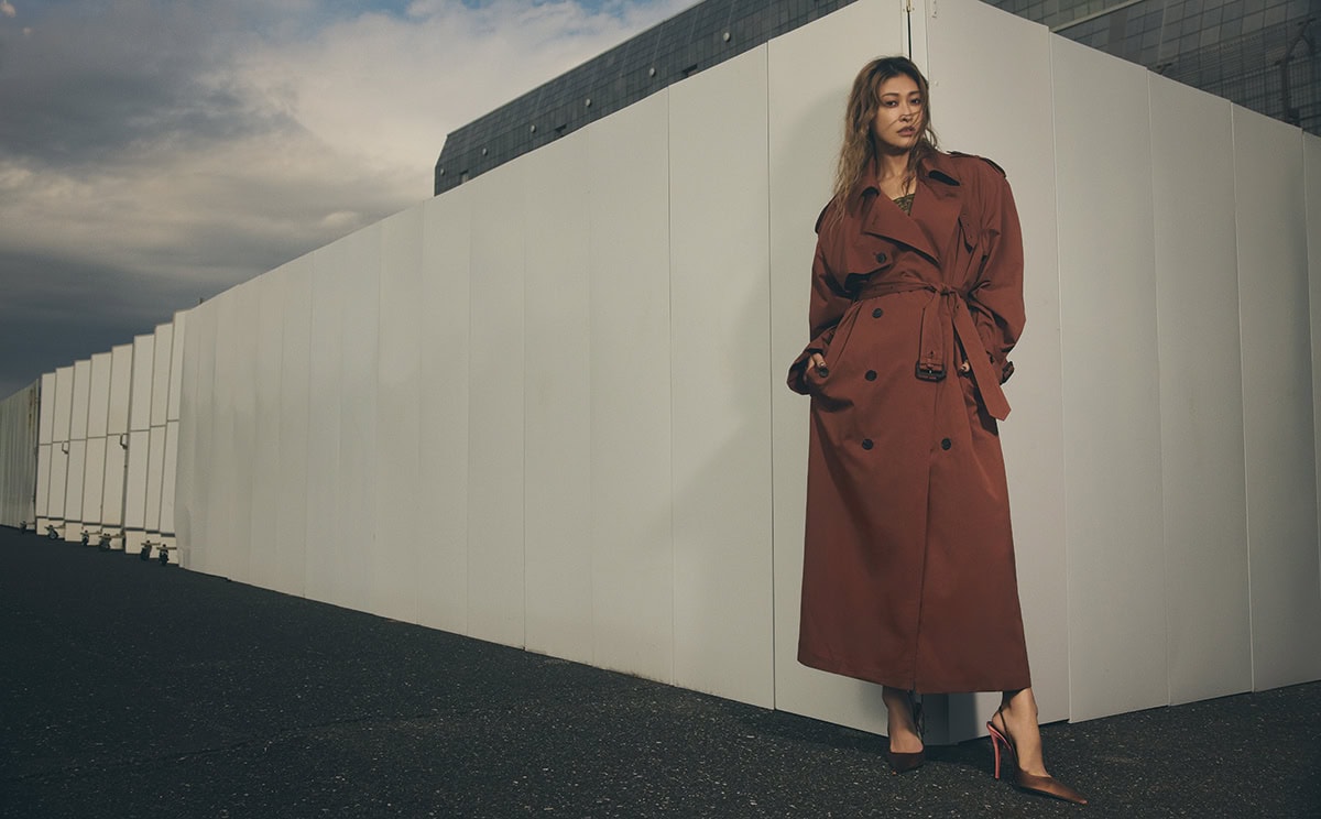 トレンチコート¥704,000、中に着たジャンプスーツ¥500,500、パンプス［ヒール11㎝］¥192,500（全てサンローラン バイ アンソニー・ヴァカレロ／サンローラン クライアントサービス）