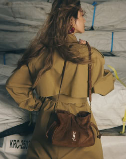 バッグ〈ジェイミー ショルダーポーチ〉［H18×W26×D12.5㎝］¥473,000、トレンチコート¥704,000、イヤリング¥324,500※参考価格（全てサンローラン バイ アンソニー・ヴァカレロ／サンローラン クライアントサービス）