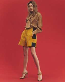 ブラウス¥297,000、ショートパンツ¥259,600、バングル各¥181,500、シューズ［ヒール11㎝］¥357,500※参考価格（全てサンローラン バイ アンソニー・ヴァカレロ／サンローラン クライアントサービス）