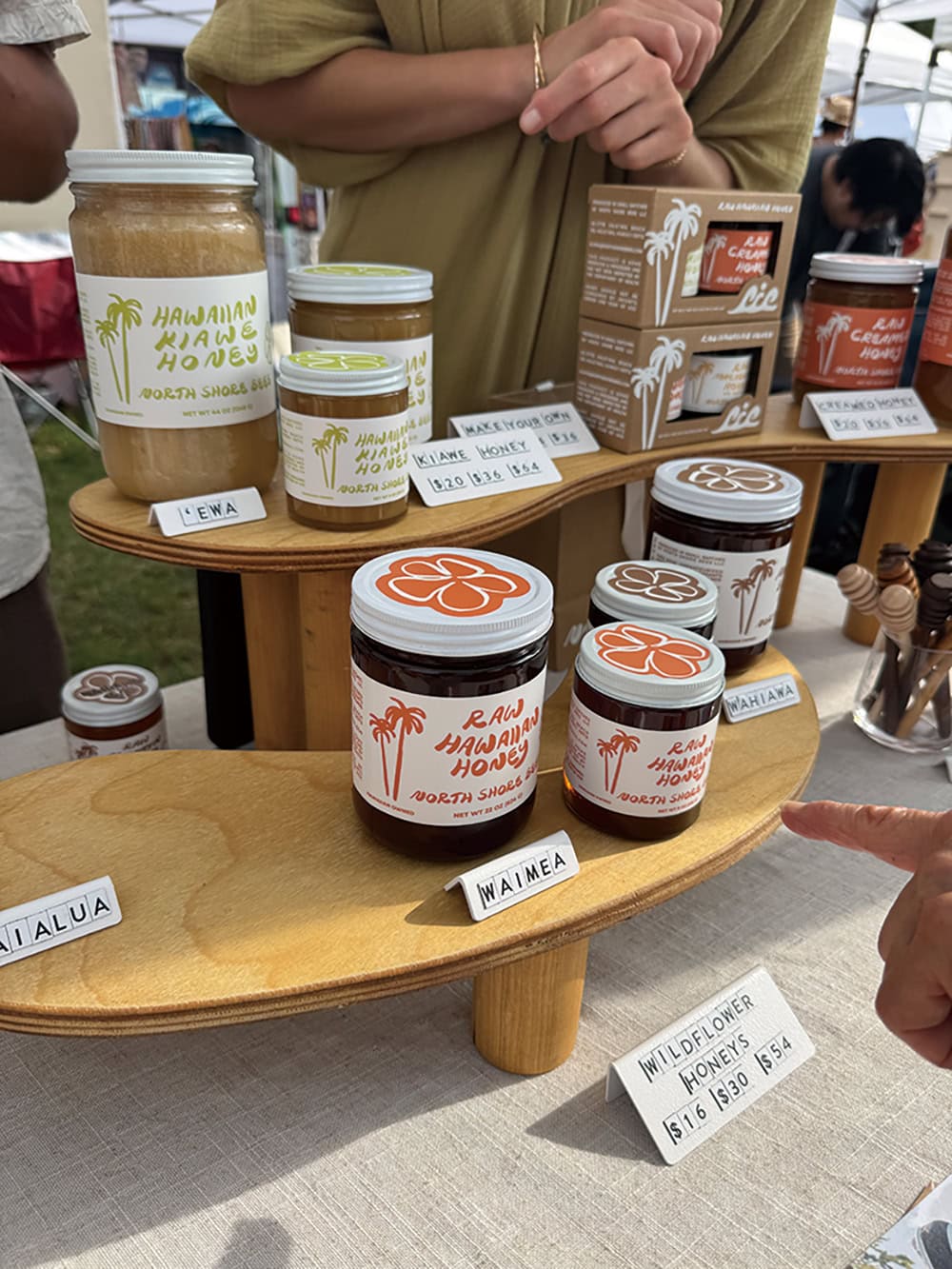 ローカルのロウハニー マカダミアのお花のハニーをゲット！！