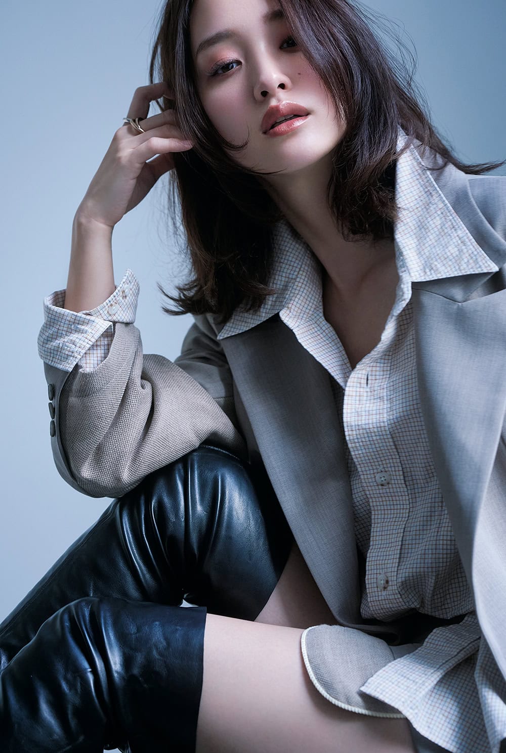 ジャケット¥67,100、ショートパンツ¥38,500（共にFUMIE TANAKA／ドール）、中に着たシャツ¥44,000（マービンポンティアックシャツメイカーズ／オーバーリバー）、その他スタイリスト私物