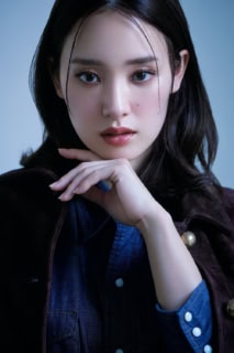 肩に掛けたジャケット¥143,000（アルマ／エストネーション）、デニムシャツ¥7,700（ラングラー／エドウィン・カスタマーサービス）