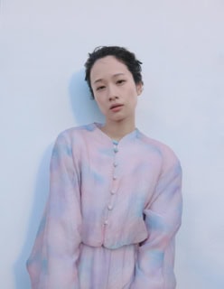 ジャケット ¥308,000、中に着たニット ¥38,500、スカート ¥293,700（全てマメ クロゴウチ／マメ クロゴウチ オンラインストア）、イヤーカフ ¥132,000（カラットアー／イセタンサローネ トウキョウ）