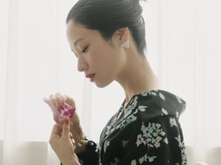 ドレス ¥97,900、中に着たニット ¥40,700（共にマメ クロゴウチ／マメ クロゴウチ オンラインストア）、イヤリング ¥66,000、ブレスレット ¥55,000（共にカラットアー／イセタンサローネ トウキョウ）