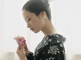 ドレス ¥97,900、中に着たニット ¥40,700（共にマメ クロゴウチ／マメ クロゴウチ オンラインストア）、イヤリング ¥66,000、ブレスレット ¥55,000（共にカラットアー／イセタンサローネ トウキョウ）