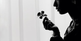 ドレス ¥97,900、中に着たニット ¥40,700（共にマメ クロゴウチ／マメ クロゴウチ オンラインストア）、イヤリング ¥66,000、ブレスレット ¥55,000（共にカラットアー／イセタンサローネ トウキョウ）