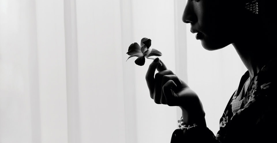 ドレス ¥97,900、中に着たニット ¥40,700（共にマメ クロゴウチ／マメ クロゴウチ オンラインストア）、イヤリング ¥66,000、ブレスレット ¥55,000（共にカラットアー／イセタンサローネ トウキョウ）