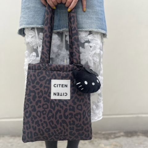 スタイリスト金子綾さんのさすがなセンスに悶絶!【シテン】のレオパード柄パフィトートがPCバッグに最適だった!