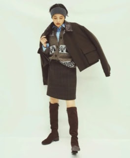 ブルゾン¥165,000（オーラリー）、シャツ¥26,400（アンタイトル）、ニット¥39,600（RHC／RHC ロンハーマン）、スカート¥26,400（ザ シンゾーン／シンゾーン 表参道本店）、ブーツ¥19,800（ル タロン グリーズ／ル タロン グリーズ ルミネ新宿店）、ヘアバンド¥6,930（ラカル／ル タロン 有楽町マルイ店）