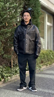 アンダーアールのレザージャケット＆パーカ、ディッキーズ フォー ロンハーマンのパンツ、フォーティー パーセント アゲインスト ライツのグローブ、ナイキのスニーカーは福本さん私物