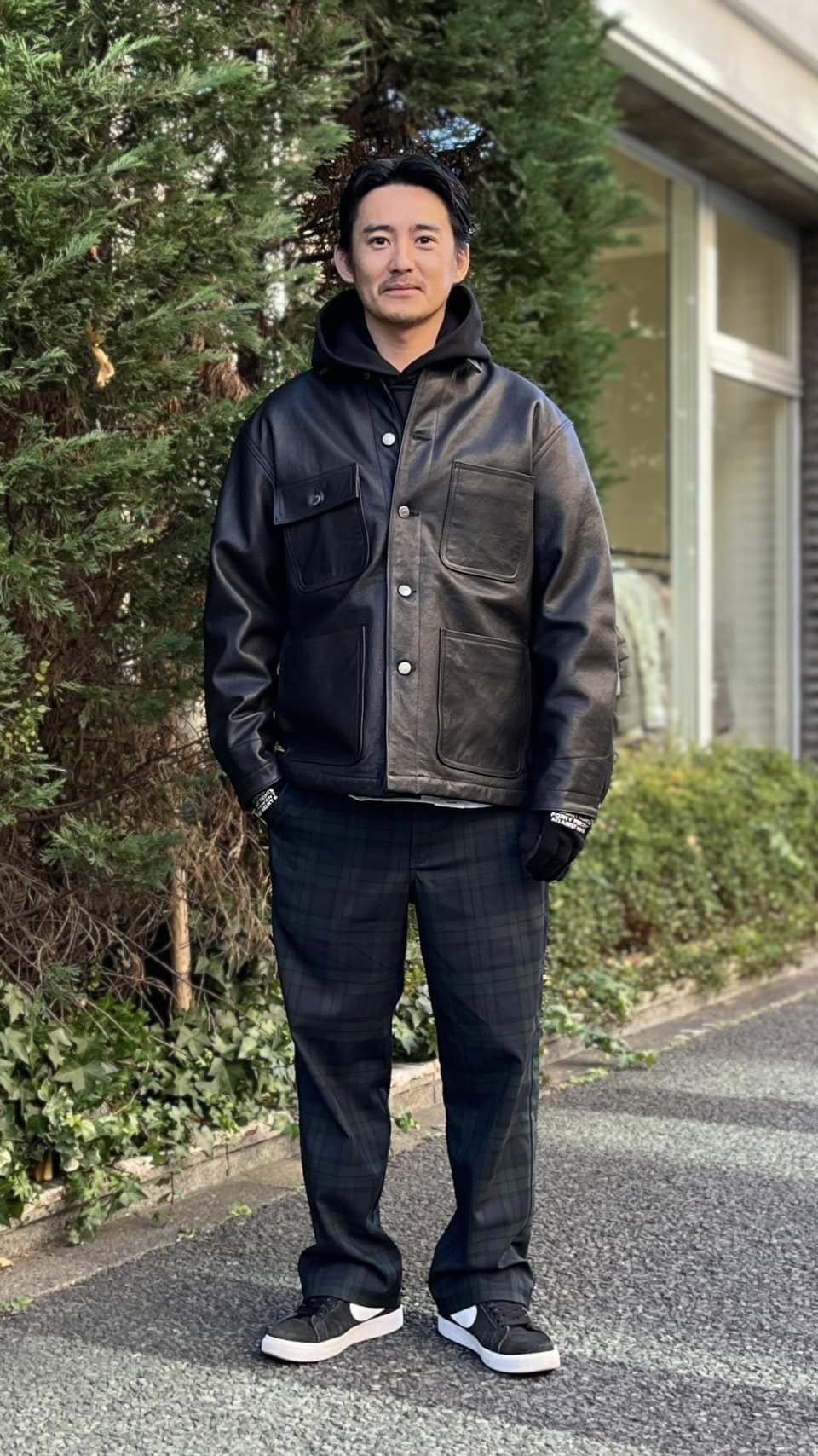 アンダーアールのレザージャケット＆パーカ、ディッキーズ フォー ロンハーマンのパンツ、フォーティー パーセント アゲインスト ライツのグローブ、ナイキのスニーカーは福本さん私物