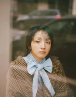 ハリスツイードのチェスターコート「Coper（コパー）」2,187€、ボウタイ付きシャツ「Bessie（べシー）」783€ ※共に参考価格（共にエコール・ド・キュリオジテ