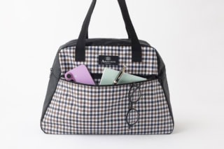 前面に配置されたフロントポケットには、すぐ取り出したいスマホやハンカチ、手帳などをオン。かなり大きめのポケットなので、収納力もバツグン。