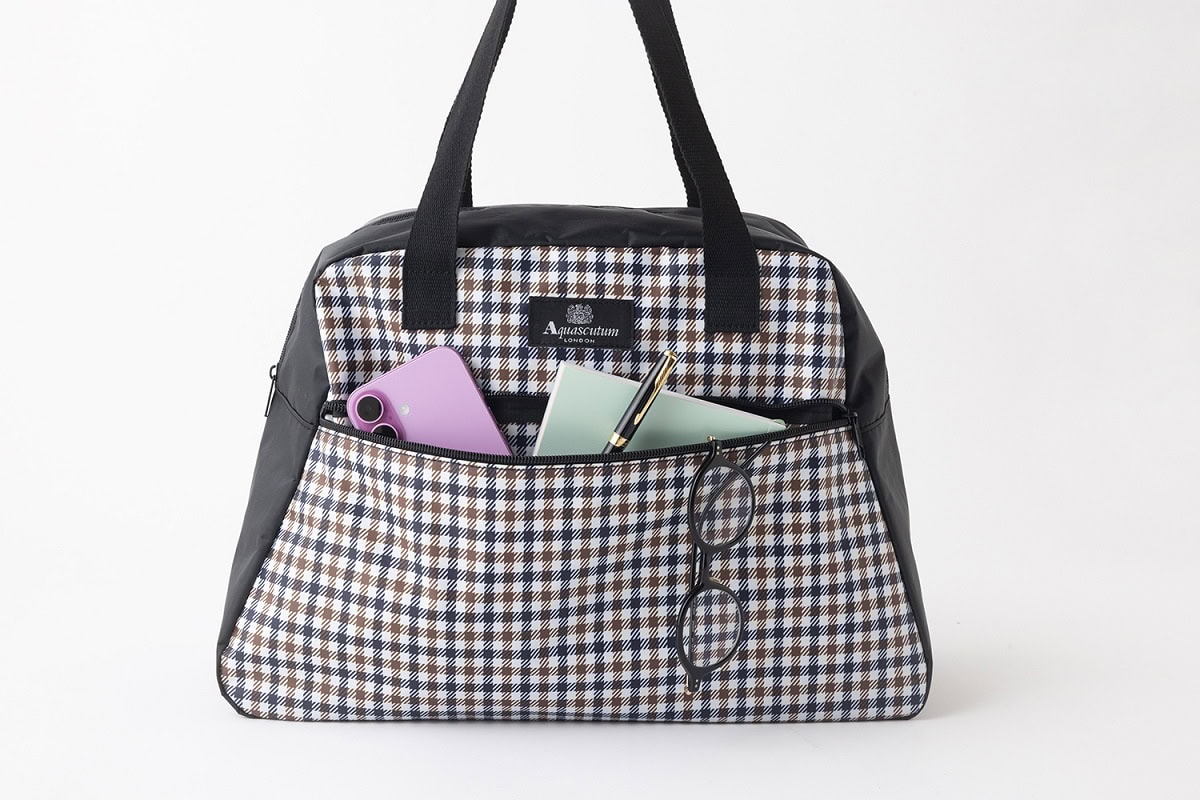 前面に配置されたフロントポケットには、すぐ取り出したいスマホやハンカチ、手帳などをオン。かなり大きめのポケットなので、収納力もバツグン。