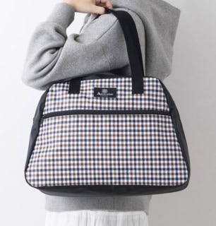 ストラップは肩にかけられる長め仕様。重めの荷物を運んだり、長距離を歩くときなどもラクラクです♡