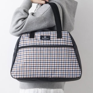 ストラップは肩にかけられる長め仕様。重めの荷物を運んだり、長距離を歩くときなどもラクラクです♡