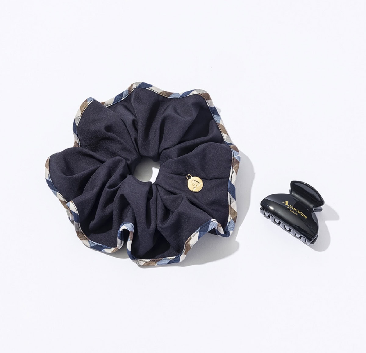 GLOW3月号増刊の付録は、GLOW付録初のヘアアクセサリー2点セット！ 黒にゴールドのブランドロゴをあしらったヘアクリップと、ボリューム感たっぷりのシュシュ。