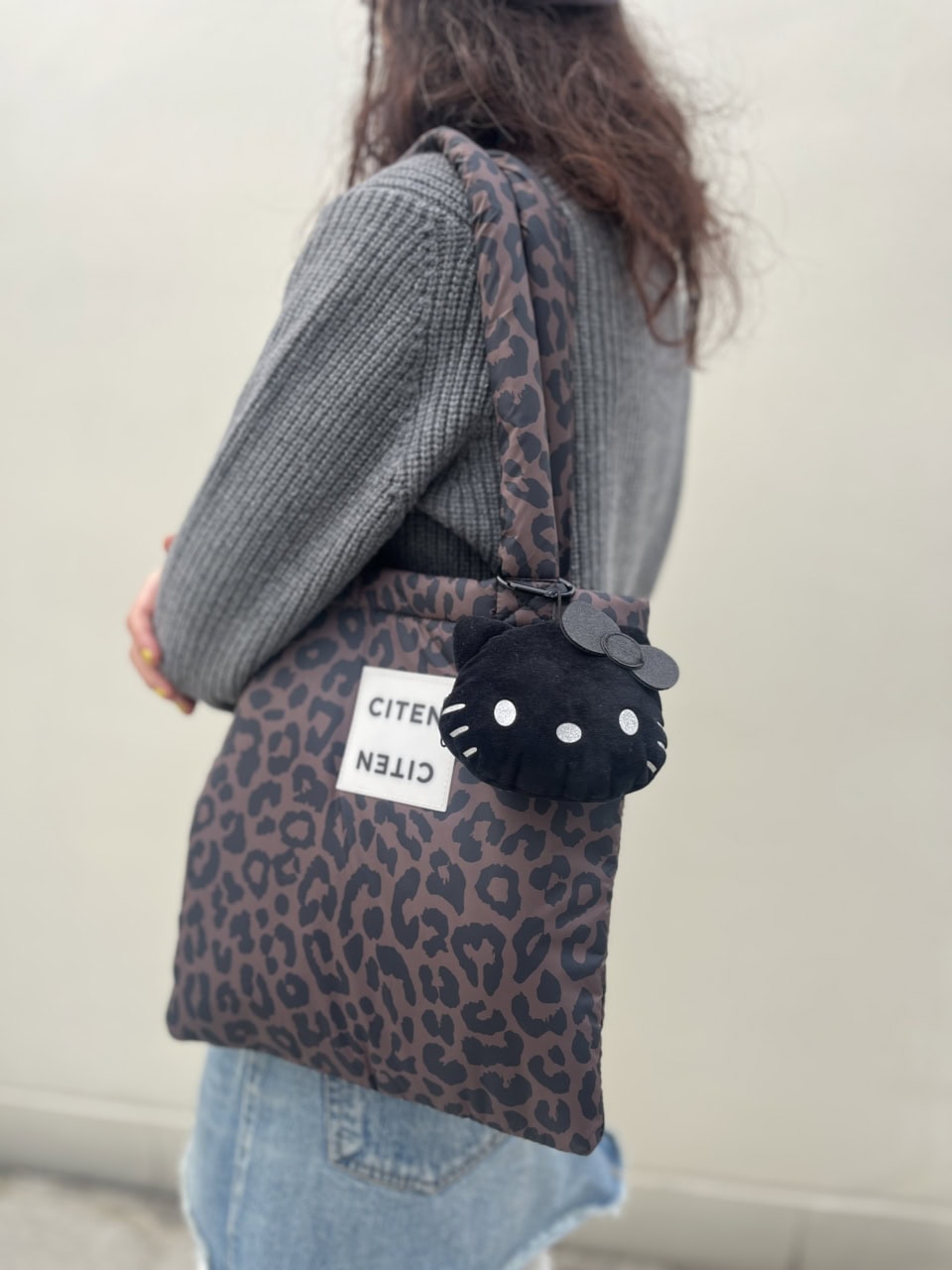 厚手のニットでも楽に肩かけできるハンドルの長さです！