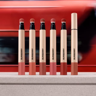 『バーバリー ビューティ』から新たにマットリップ「バーバリー ブリット マット リップ ヴェール」が発売。