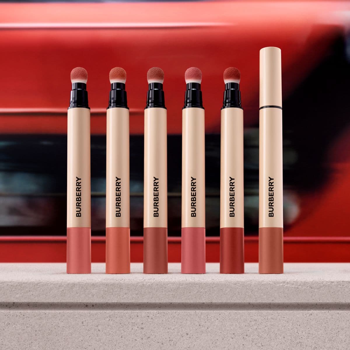 『バーバリー ビューティ』から新たにマットリップ「バーバリー ブリット マット リップ ヴェール」が発売。