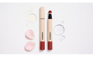 『バーバリー ビューティ』から新たにマットリップ「バーバリー ブリット マット リップ ヴェール」が発売。