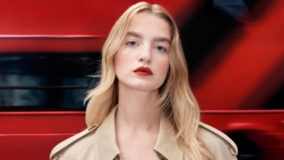 『バーバリー ビューティ』から新たにマットリップ「バーバリー ブリット マット リップ ヴェール」が発売。