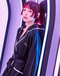 チャンス オー スプランディドはいつも使っている一番好きな香りで、ミステリアスさと優しさの反するものがうまく混ざって完成している不思議な香り。この香りをまとうことで、色々な自分になれるような気がします。