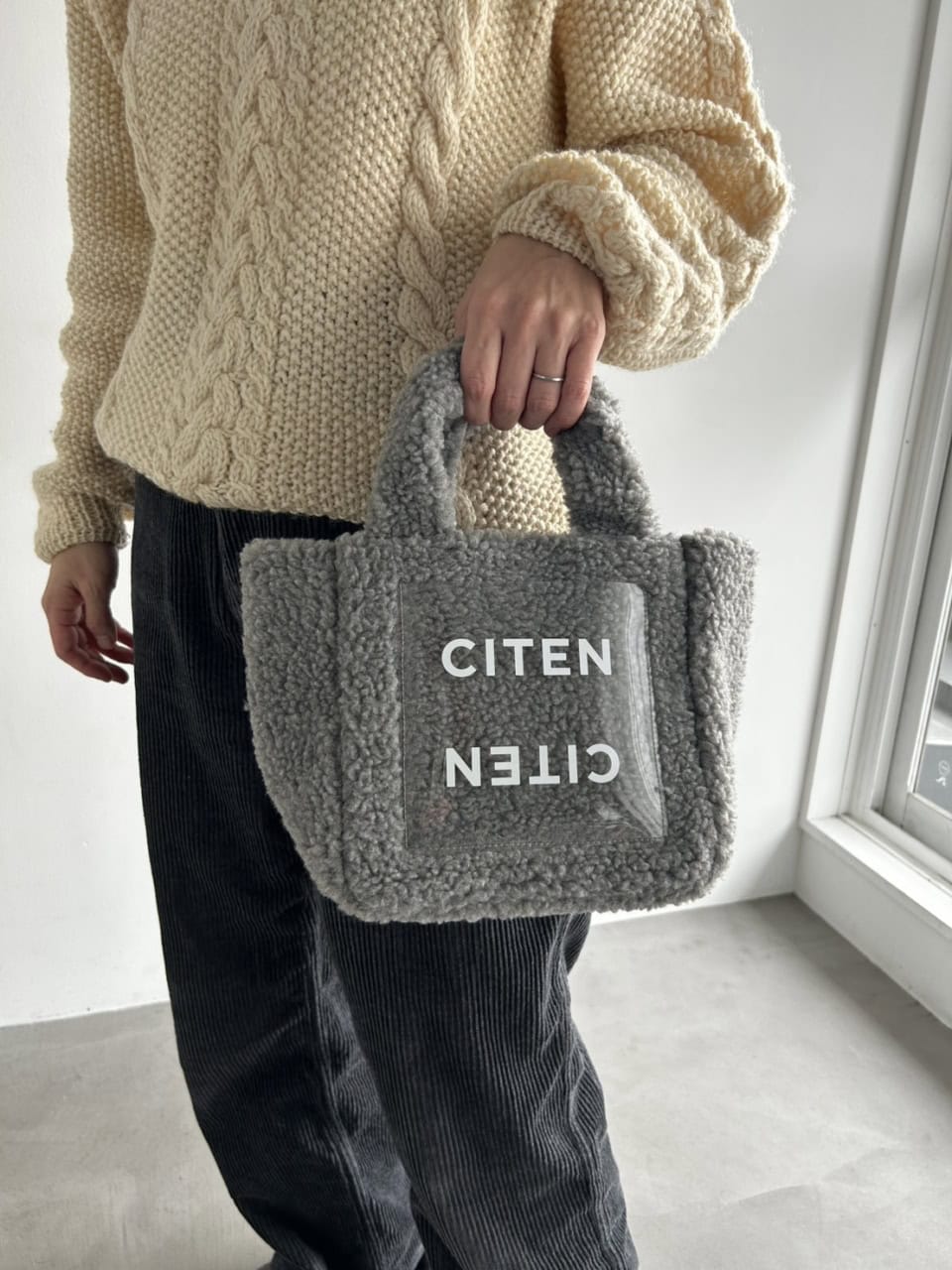 手に持つとこのくらいのサイズ感。ランチバッグにしてもよさそう。