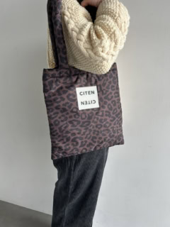 肩掛けできる肩紐の長さにしています。ジャストA4サイズで一般的なトートバッグよりはすこしコンパクト。お子さんにもぜひ！