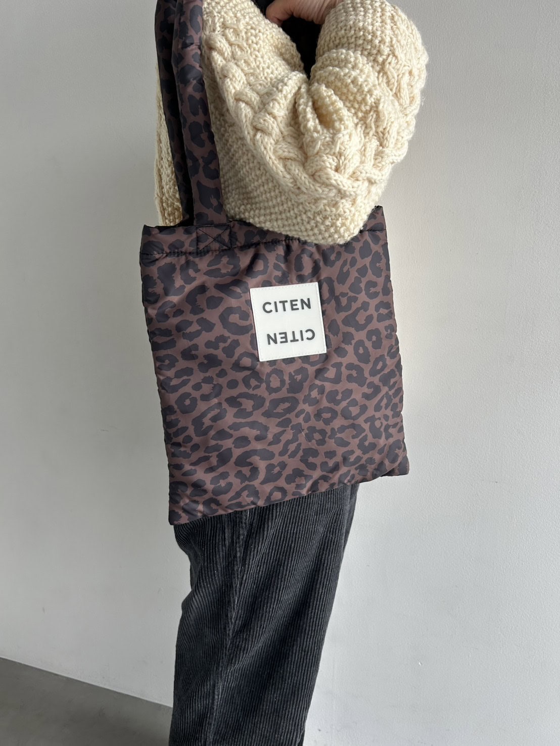 肩掛けできる肩紐の長さにしています。ジャストA4サイズで一般的なトートバッグよりはすこしコンパクト。お子さんにもぜひ！