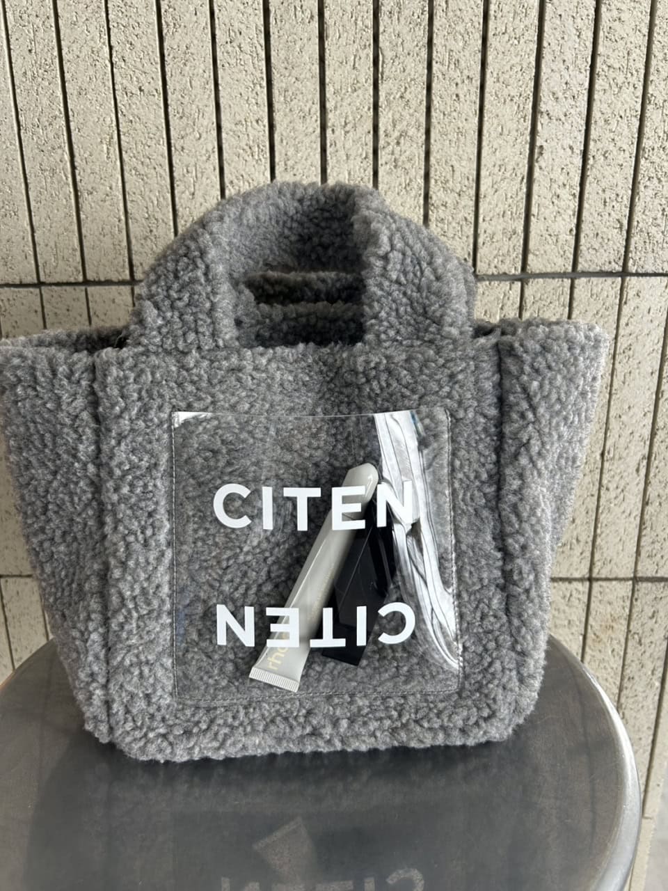 クリアポケットにはリップやキャンディを入れてもかわいい。推しのアクスタなんかもオススメです。