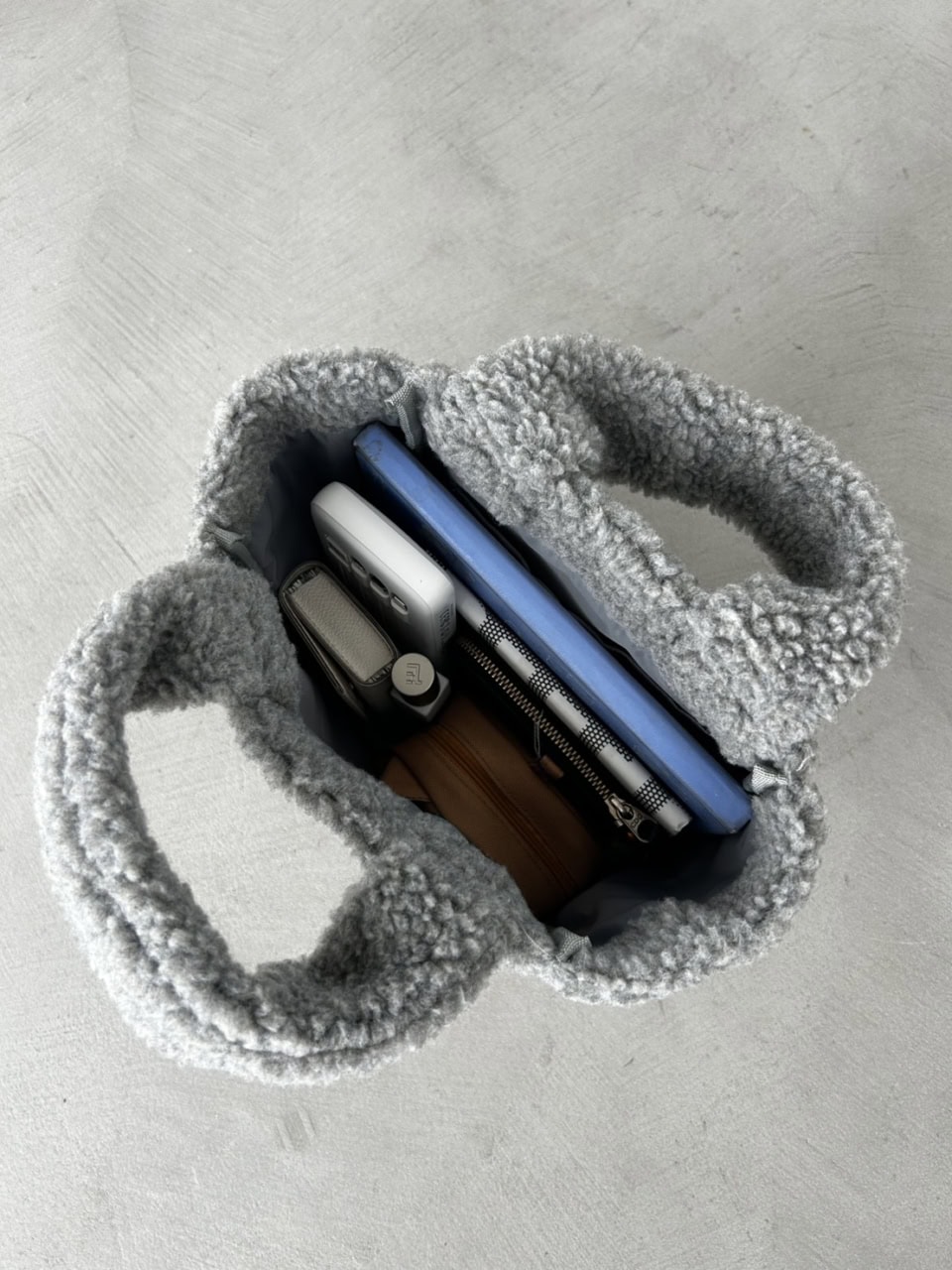 スケジュール帳、文庫本、モバイルバッテリー、ポーチ、お財布、名刺入れを入れてみました。使いやすい容量のミニバッグです。