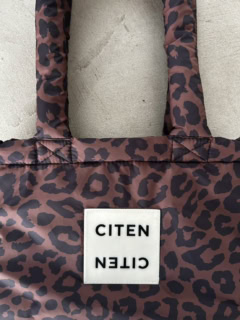 持ち手までしっかりとしたパフィー素材。マットな質感でほどよくカジュアルさを抑えて、高級感を演出。