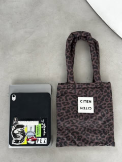 サイズはiPadがぴったりサイズ。ふわふわとしたパフィー素材なので、ガジェットの持ち運びにオススメです。A４書類も入ります。