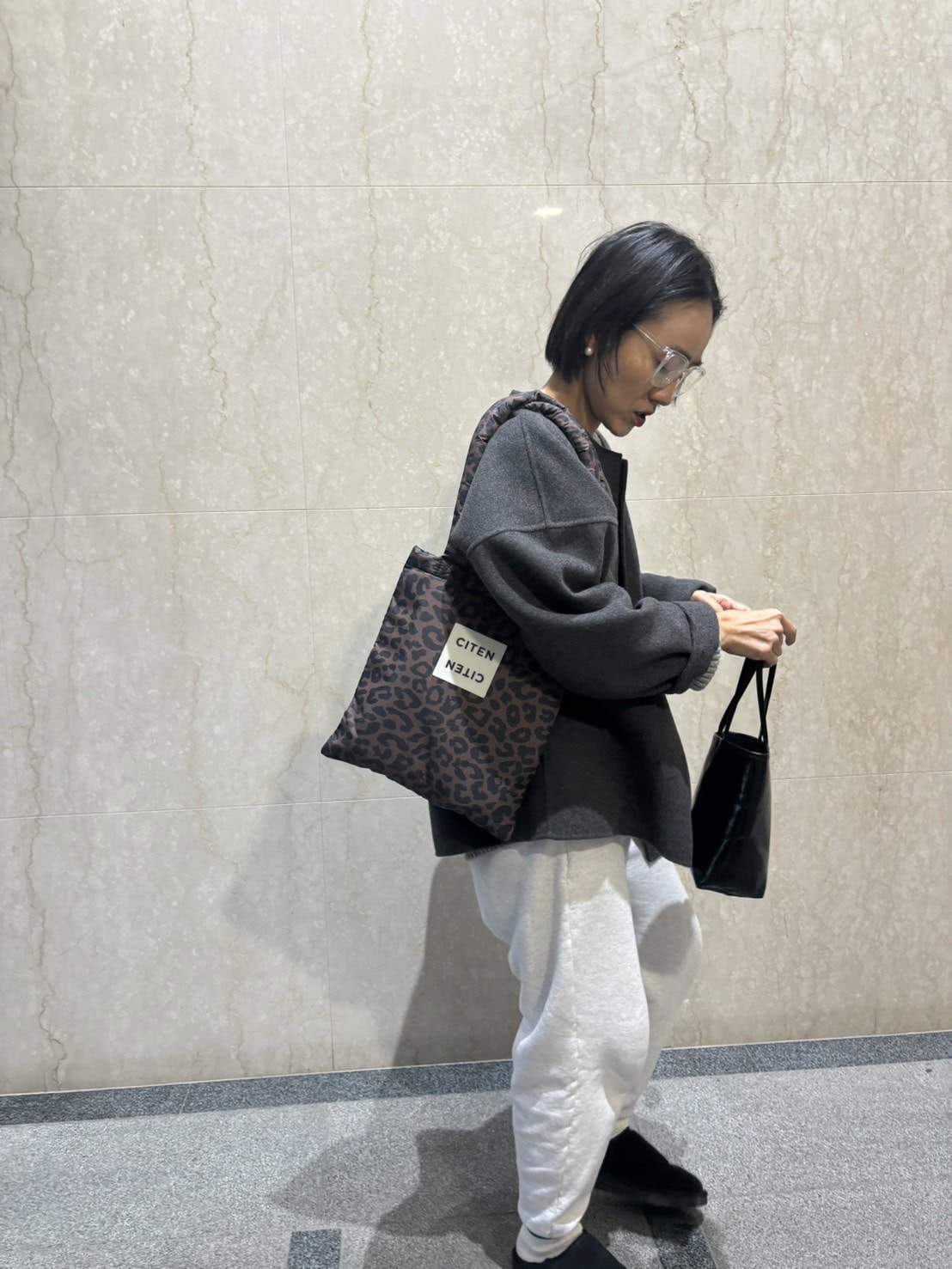 綾さんのようにモノトーンコーデにあわせたい！