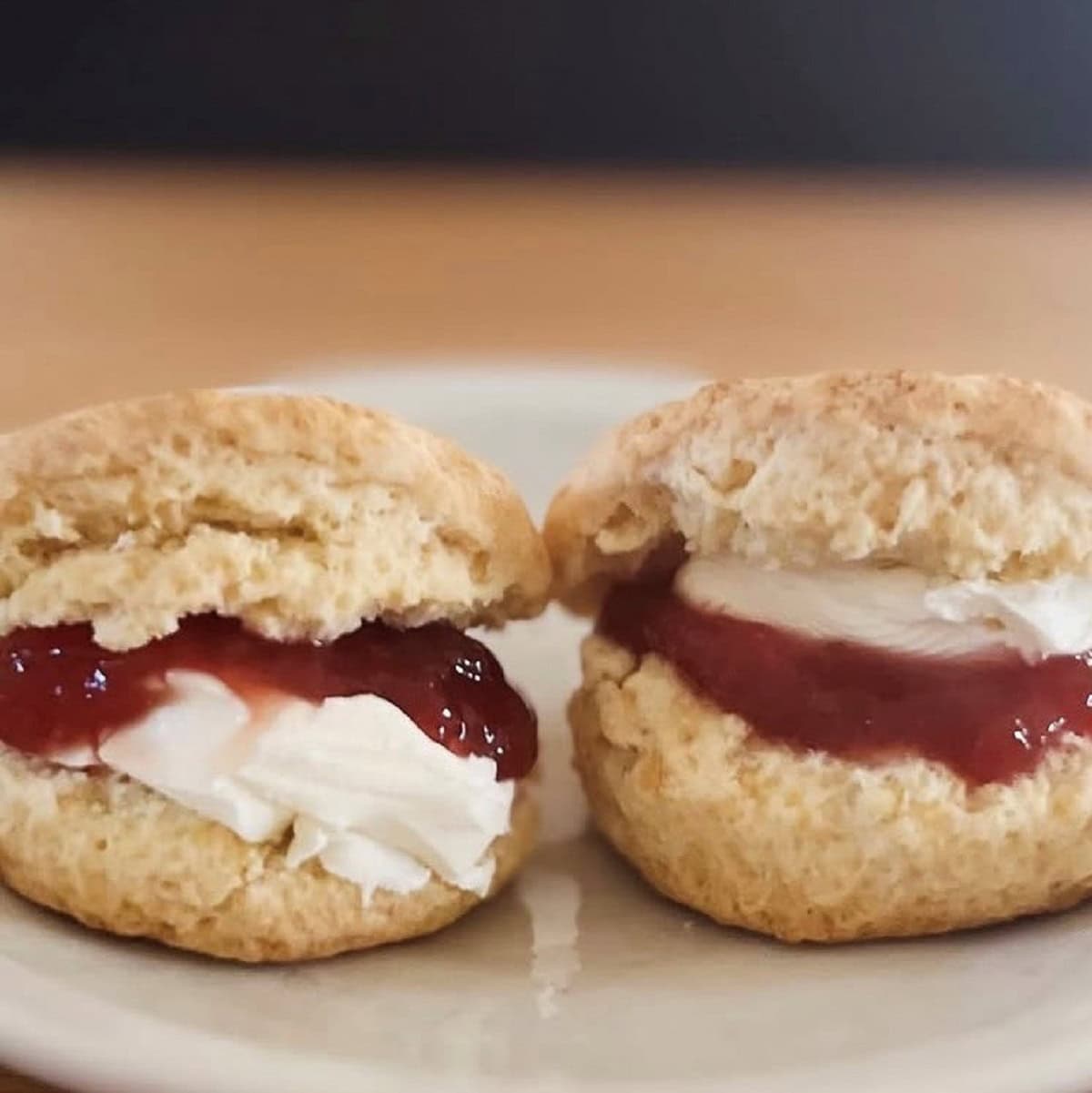 クロテッドクリームとジャムはどちらが先か。奥深くて面白いスコーンの世界