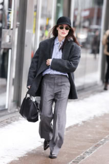 じつは小物使いも秀逸だった彼女。特にウエスタンブーツのようなスクエアトゥのシューズとスラックスの合わせが、最高にクール！