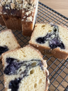 やわらかいケーキにザクザク食感をプラス。「クランブルブルーベリーケーキ」レシピ