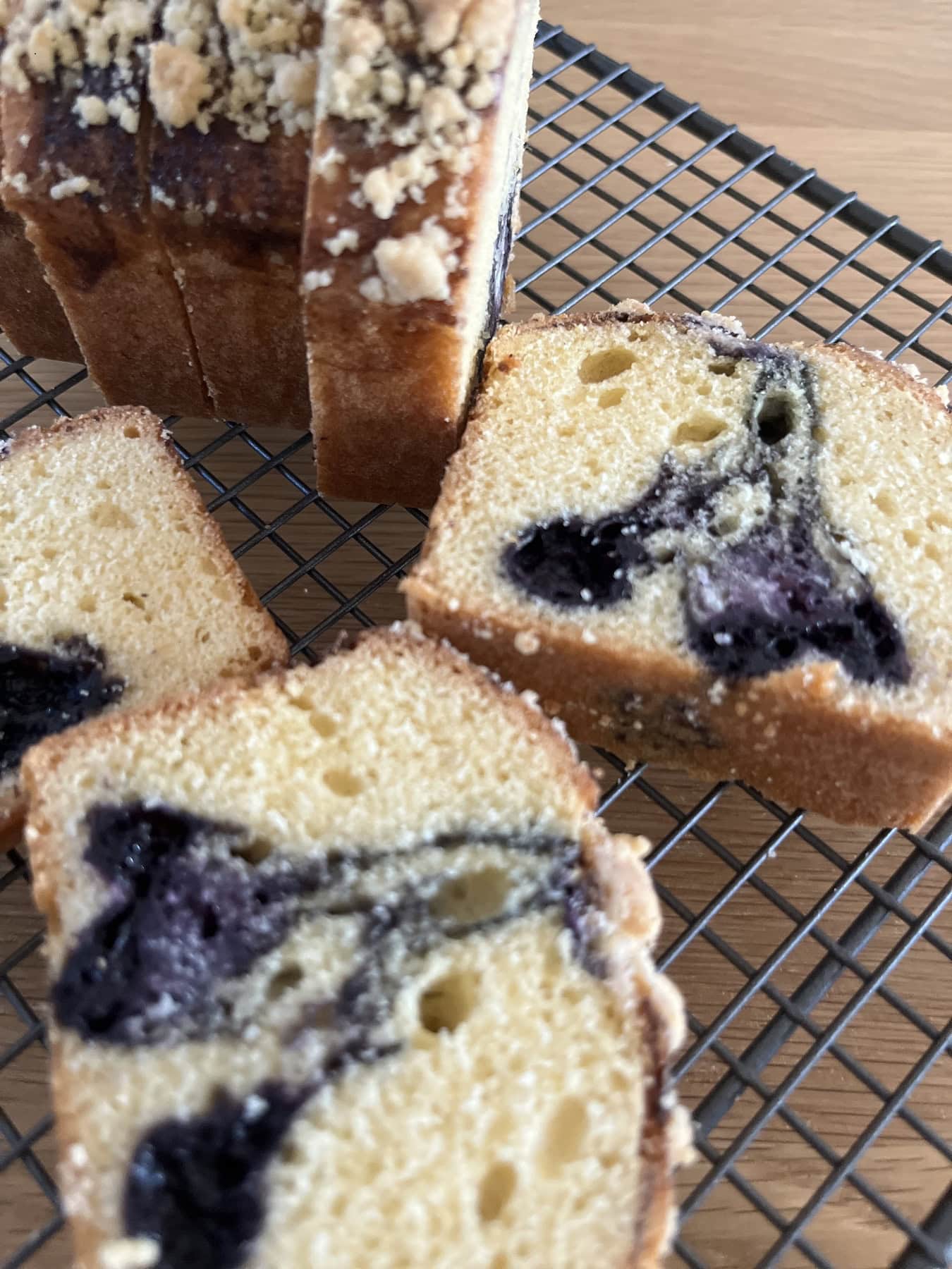 やわらかいケーキにザクザク食感をプラス。「クランブルブルーベリーケーキ」レシピ