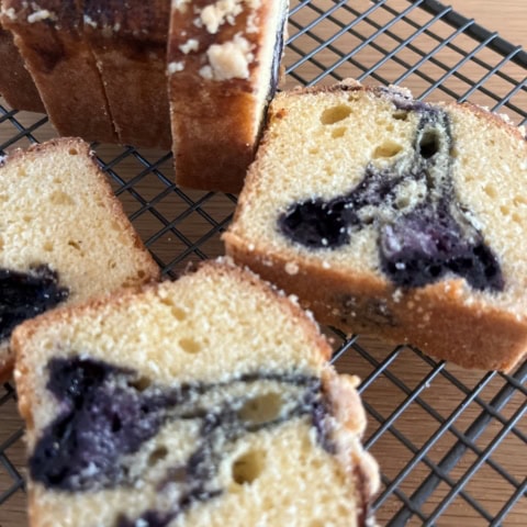 やわらかいケーキにザクザク食感をプラス!「クランブルブルーベリーケーキ」レシピ