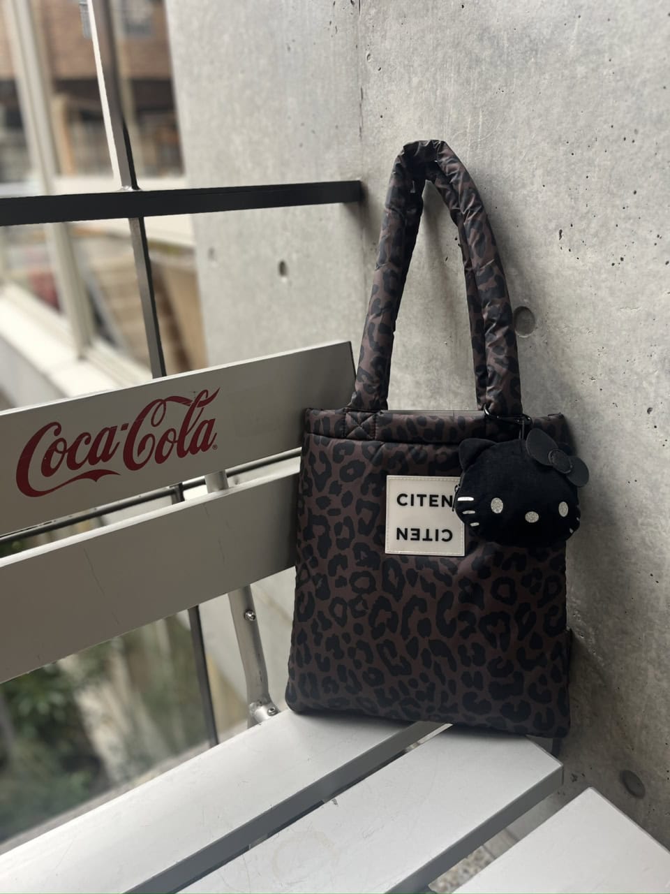 スタイリスト金子綾さんのさすがなセンスに悶絶!【シテン】のレオパード柄パフィトートがPCバッグに最適だった!